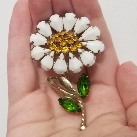 Vtg unsigned milk glass & rhinestone daisy brooch, should be Weiss - Picture 12 of 13
